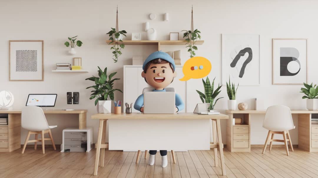 Personaje 3D con gorro azul sonríe frente a su laptop en un escritorio con plantas y un globo de diálogo amarillo