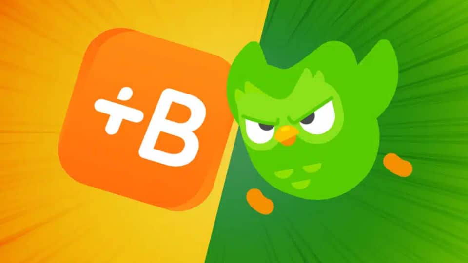 Logo naranja de Babbel frente al búho verde Duo de Duolingo con cara enojada, sobre fondo partido naranja y verde