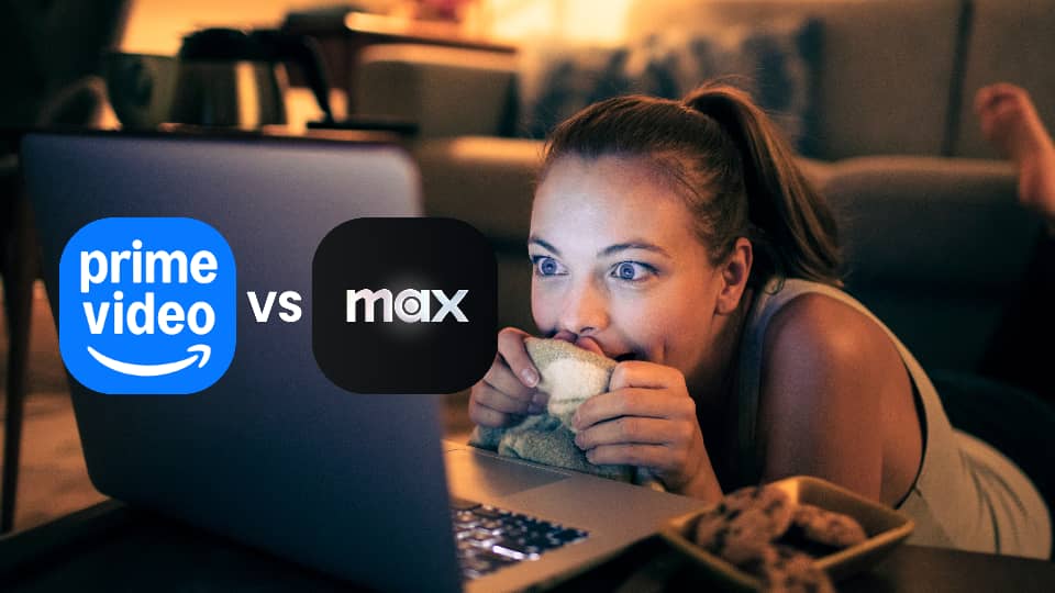 Mujer emocionada mira una laptop con los logos de Prime Video y Max mientras muerde una manta en el sofá