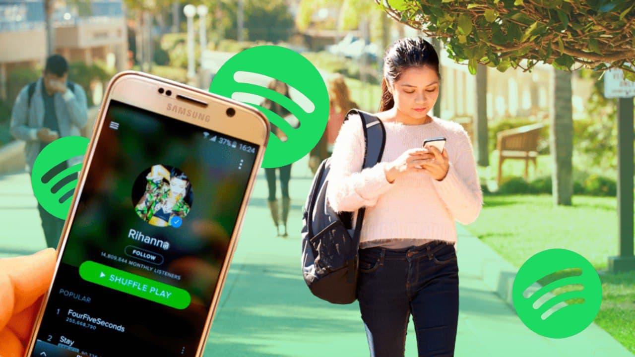 Estudiante con mochila mira su celular en el campus, junto a un teléfono con la app de Spotify abierta